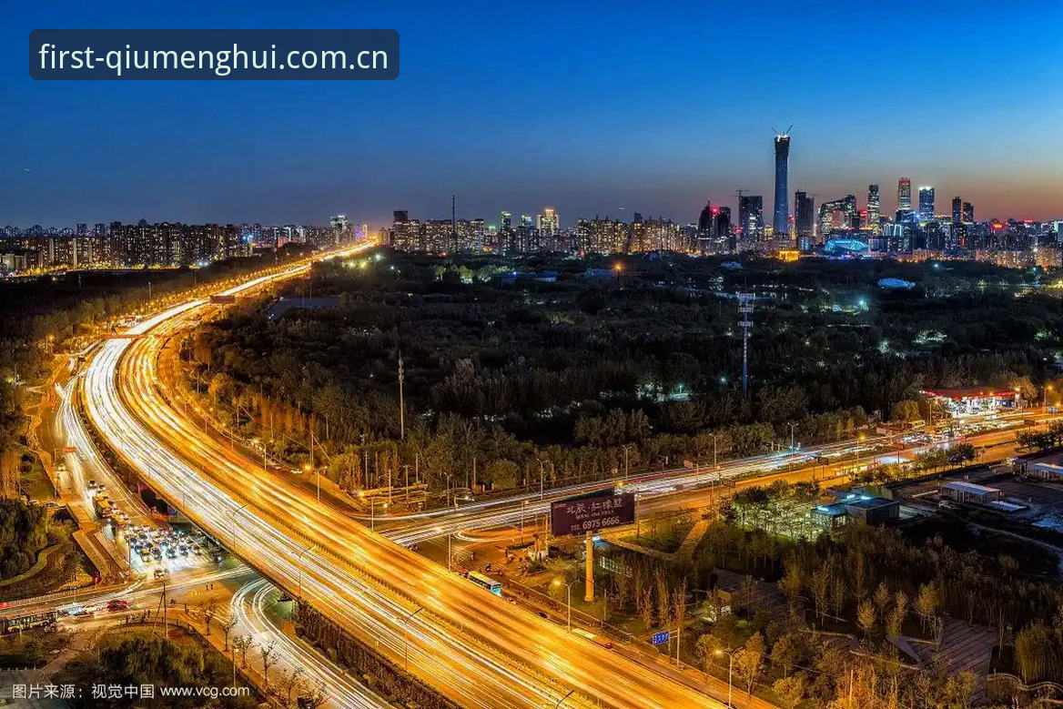 夜幕降临时，我在北京东四环的一间办公室里，看着窗外的车流发呆。同事陈莉端着一杯咖啡走过来，她是那种把“看比赛”当成职业习惯的人——不是那种坐在看台上挥舞旗帜的球迷，而是那种每天要看四五个小时实时数据、研究赛前走势、盯比分波动的“数据型观众”。她打开手机，把屏幕转向我，界面上一场英冠比赛正在进行，比分、控球率、预期进球数、红黄牌时间轴，全部在毫秒间滚动。她说：“你要是想找一个能同时管理赛事关注点又不漏消息的工具，球盟会官网入口 APP 网页版值得仔细看看。”我愣了一下，因为我已经很久没关心过这类产品了。而她接下来说的一句话，让我决定把这事彻底写清楚——“你不是缺一个看比分的地方，你是缺一套想清楚怎么选赛事信息的逻辑。”